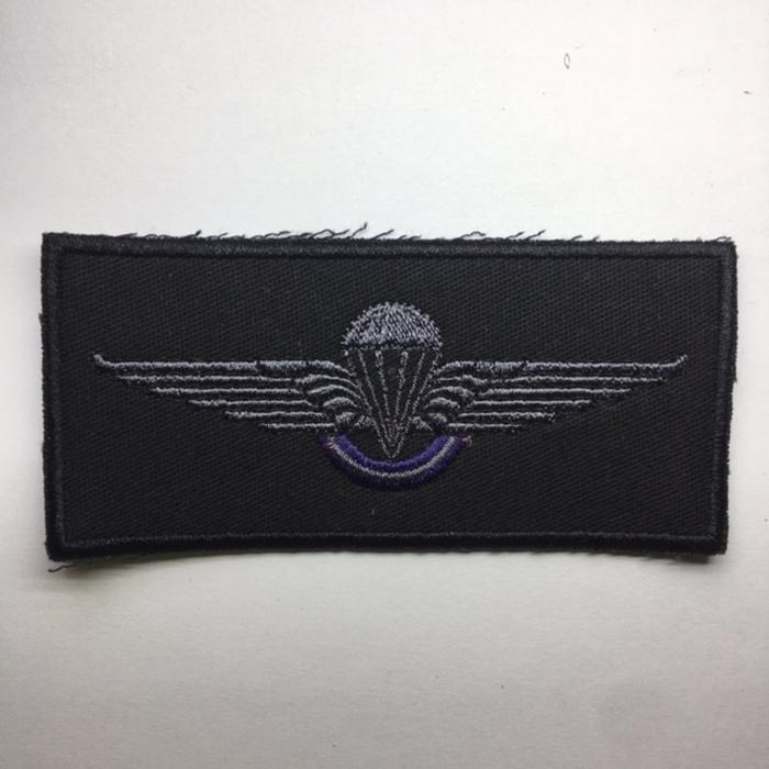 PARACAIDISTA MILITAR EN BAJA VISIBILIDAD NEGRO
