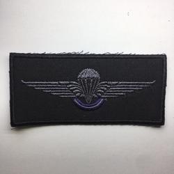 PARACAIDISTA MILITAR EN BAJA VISIBILIDAD NEGRO